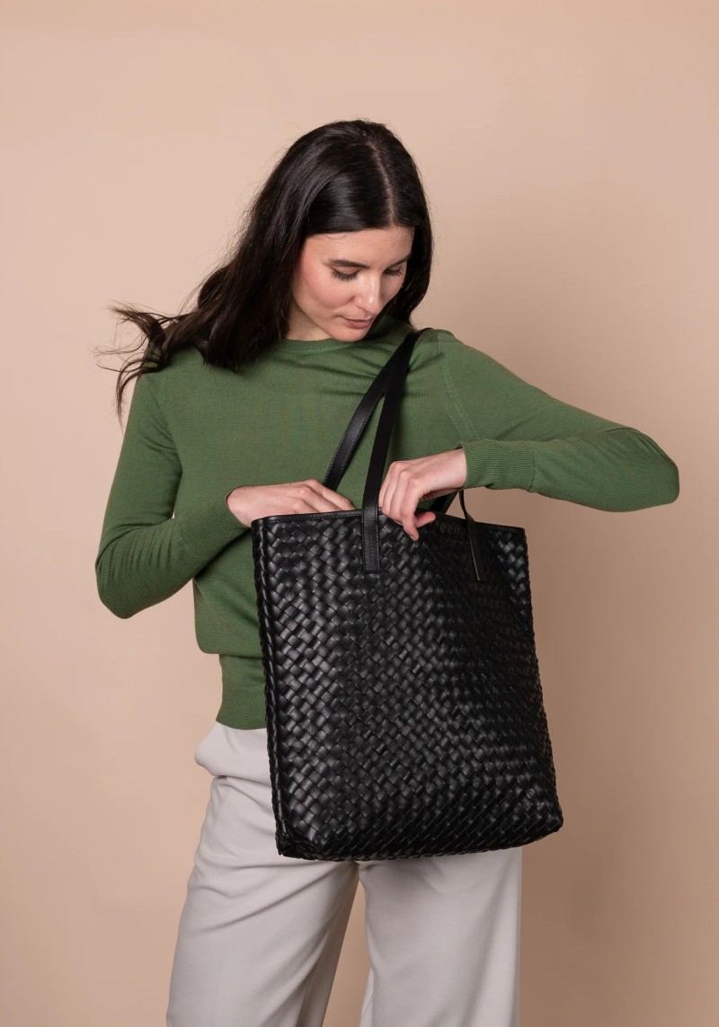 https://rrrevolve.ch/116917-nocrop_big/leder-shopper-georgia-woven-classic-leather-black-o-my-bag.jpg