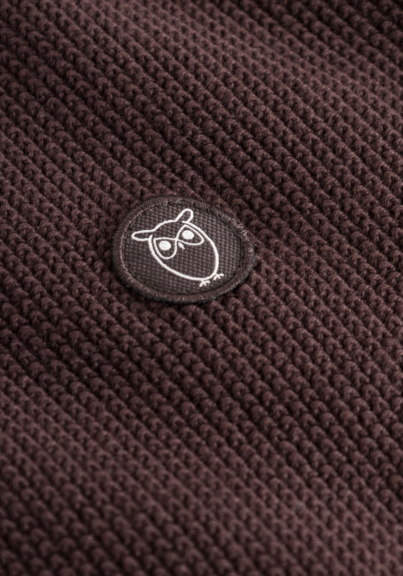 Knowledge Cotton Apparel - Strickpullover Pique Badge Knit O-Neck Chocolate Plum